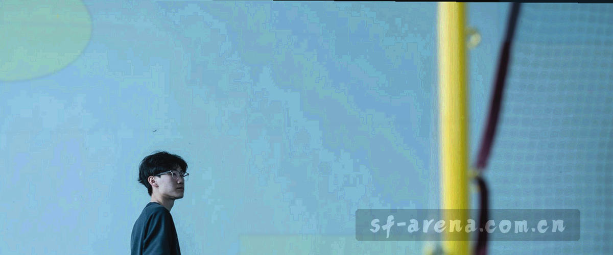 抽象的法律天平与数据线结合，深色背景上有橙色警示色块